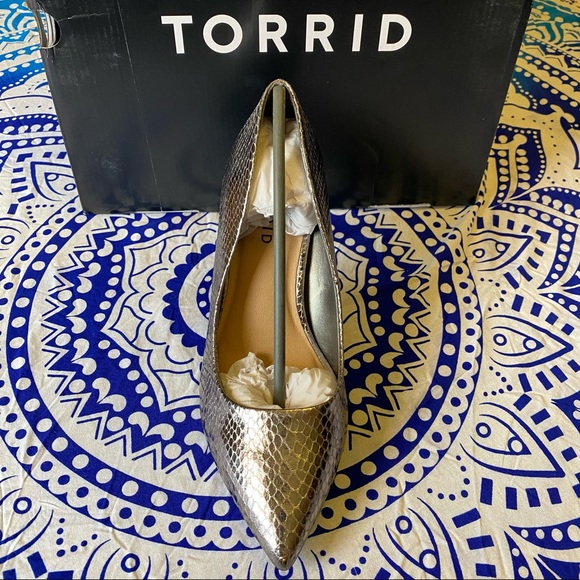 NWT TORRID WIDE WIDTH Pewter Snake Print Pumps - Picture 9 of 14